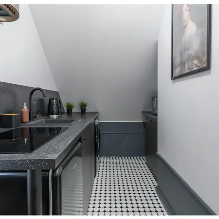 Belle - 5 Minutes To Old Town Danzig